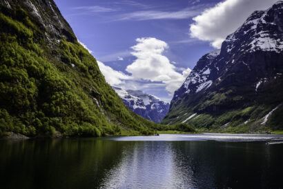 Fjell som går ned i vannet.